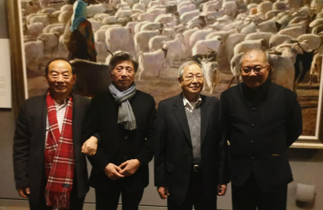 （韓玉臣與中國美術(shù)家協(xié)會(huì)主席、中央美術(shù)學(xué)院院長范迪安，張文新老師，中國美協(xié)副主席、中國美院院長許江在參展作品前合影）